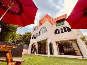 Holiday Villa by StayCo- Swimming Pool - Karaoke - BBQ - Event space - 2 mins drive to beach - center of tourist location
